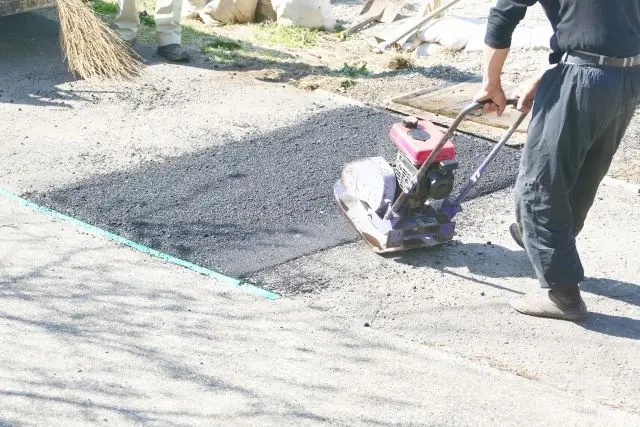 道路をならしてる様子